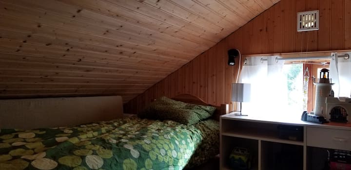lit jumeau à l'étage dans le loft des dormeurs