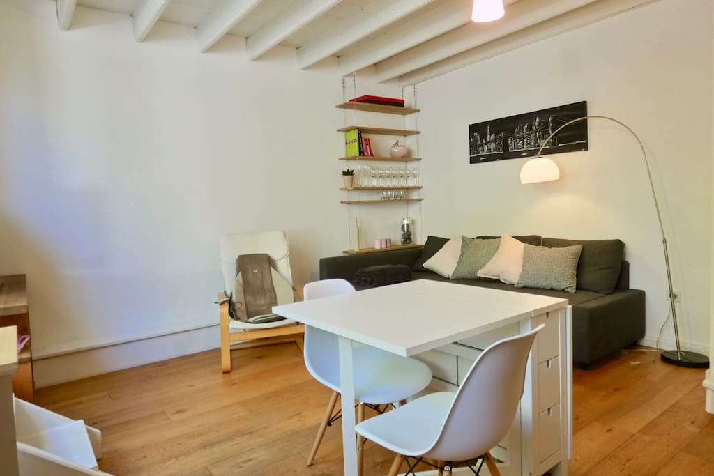 Luminous and spacious living room with a dining table for 2