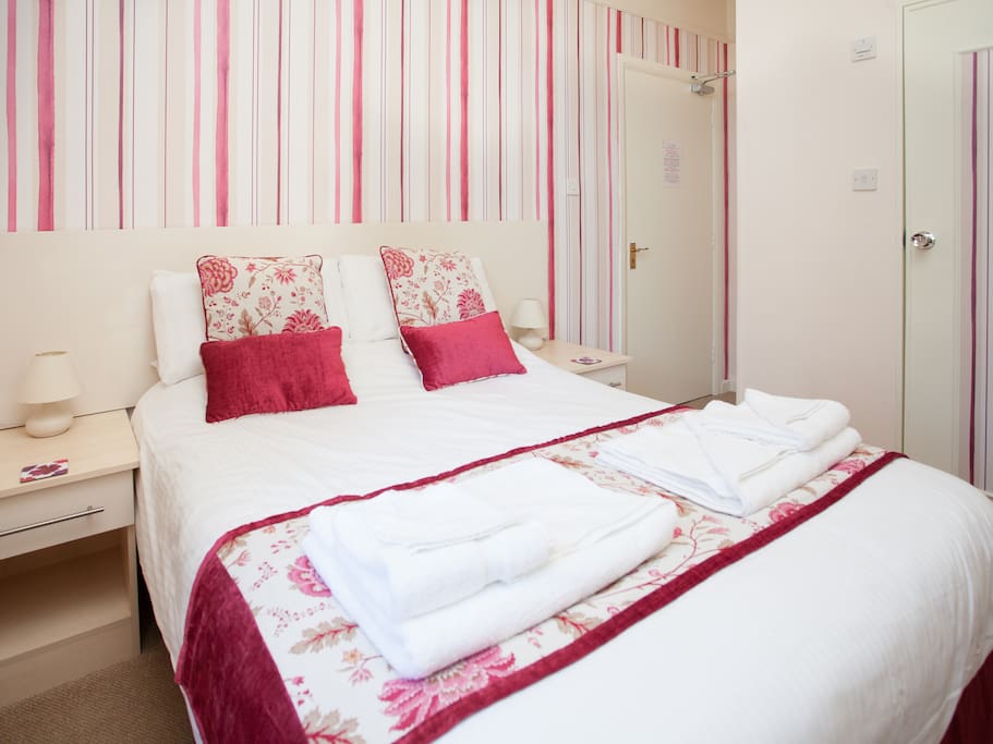 Room 3 is on the ground floor and is a lovely double room with en-suite 3