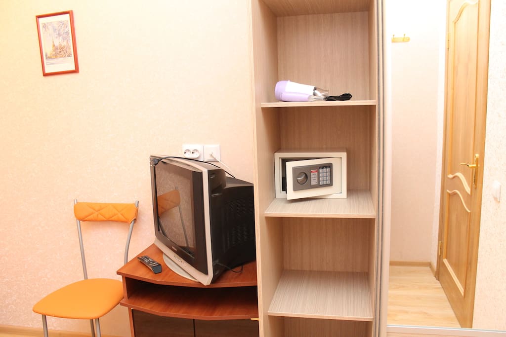 Телевизор, фен, сейф
