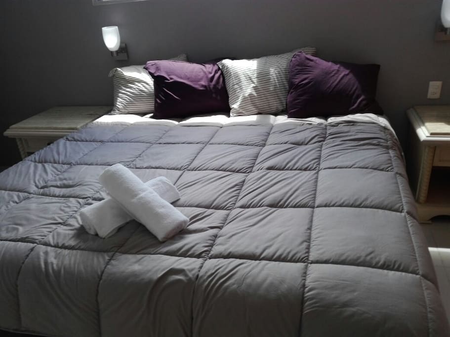 Cómoda cama kingsize.