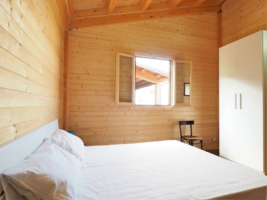 camera da letto con spazioso armadio