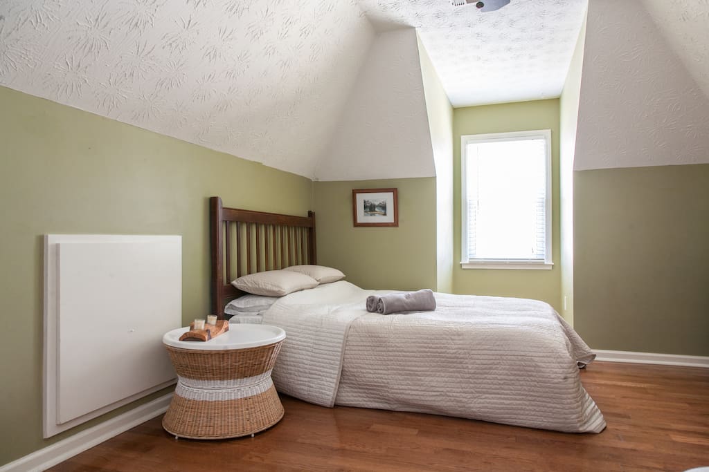 Bonus room with Queen futon bed