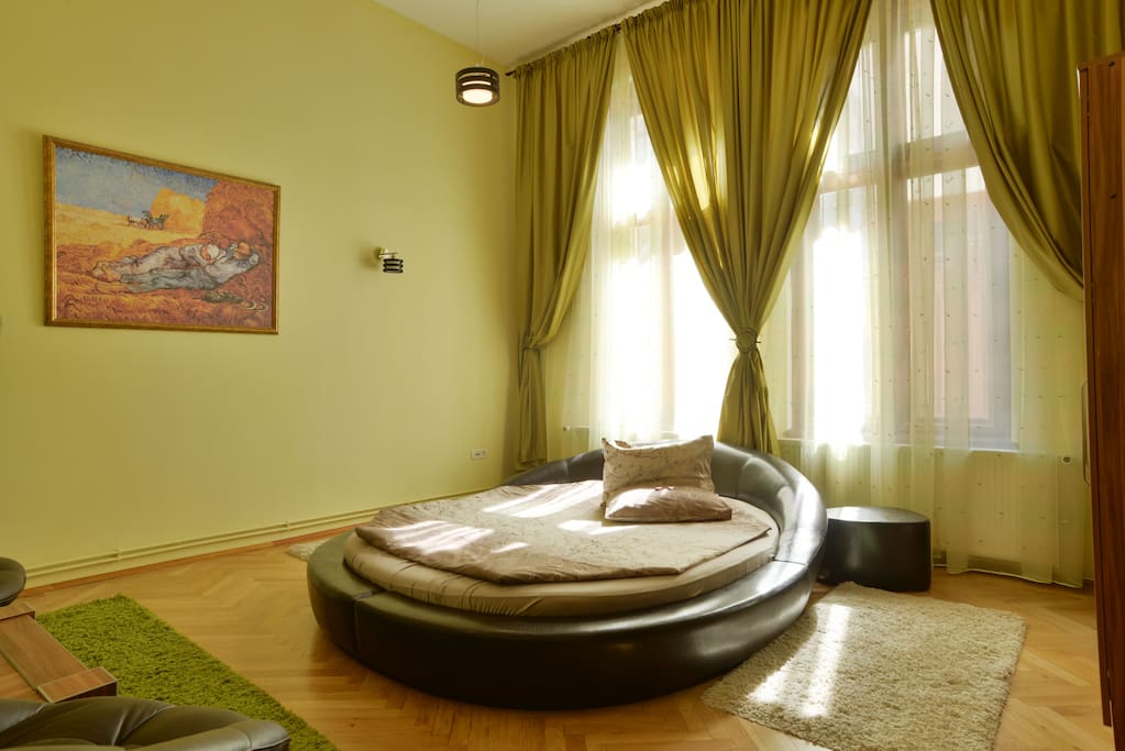 Oval bed