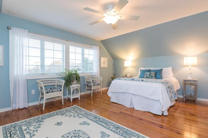 ห้องนอนใหญ่ชั้น 3 กว้างขวางพร้อมเตียงขนาดคิงไซส์และทีวีจอแบนขนาด 42 "