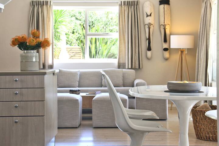 Beautiful spacious cottage in upper Zwaanswyk gallery image 5