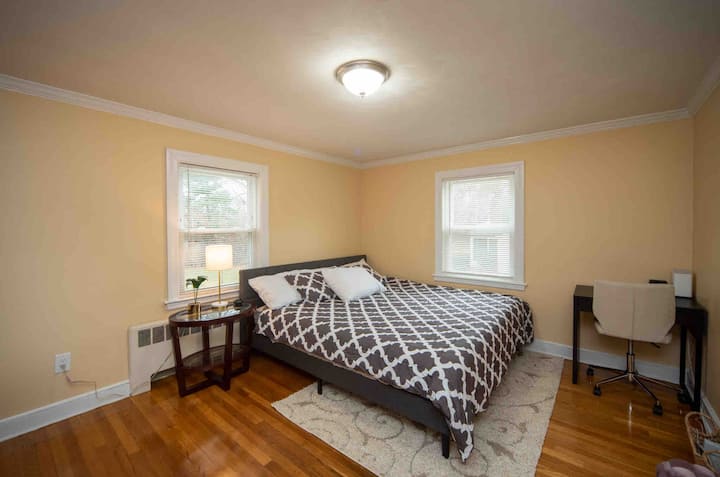 ห้องนอนใหญ่พร้อมเตียงคิงไซส์โต๊ะทำงานตู้เสื้อผ้าและตู้เสื้อผ้า 