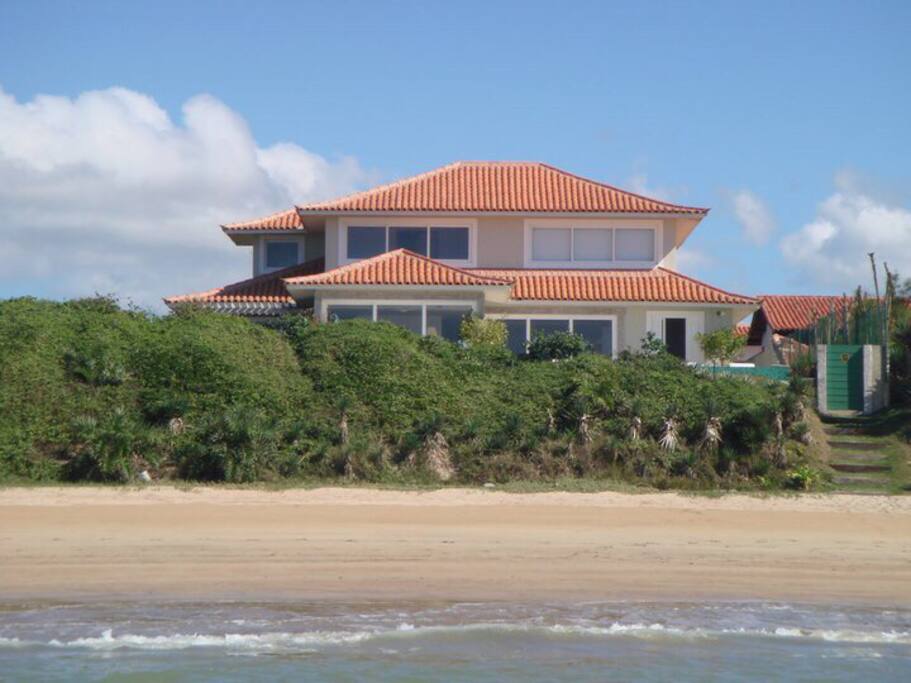 De frente para a praia mais exclusiva de Búzios, pé na areia.