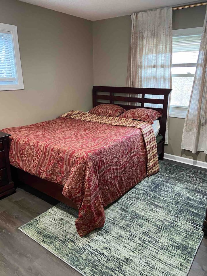 Hjørneværelse i øverste etage med queensize-madras. Dette rum har et stort skab og en stor kommode og spejl. 
