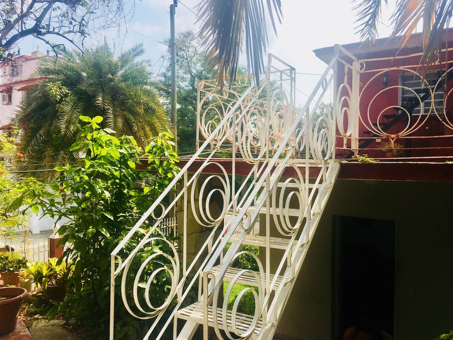 Estas escaleras son las de la entrada del apartamento.