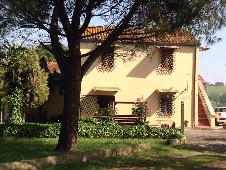 Abitazione Federico arredata con mobili d'antiquariato tipici d'Abruzzo su due livelli, due camere matrimoniali, sala da pranzo, cucina, salotto con camino, studio, bagno con vasca/doccia