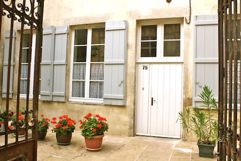 "Mid-slope" cottage, in the heart of Vézelay