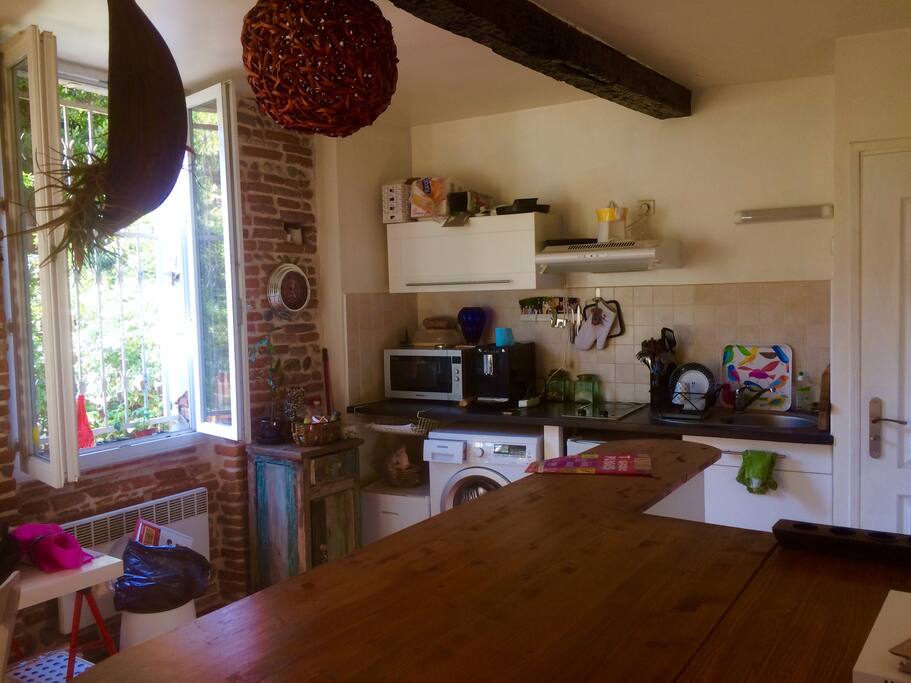 Cuisine équipée (frigo, congélateur, cafetière pro, four, lave linge..)