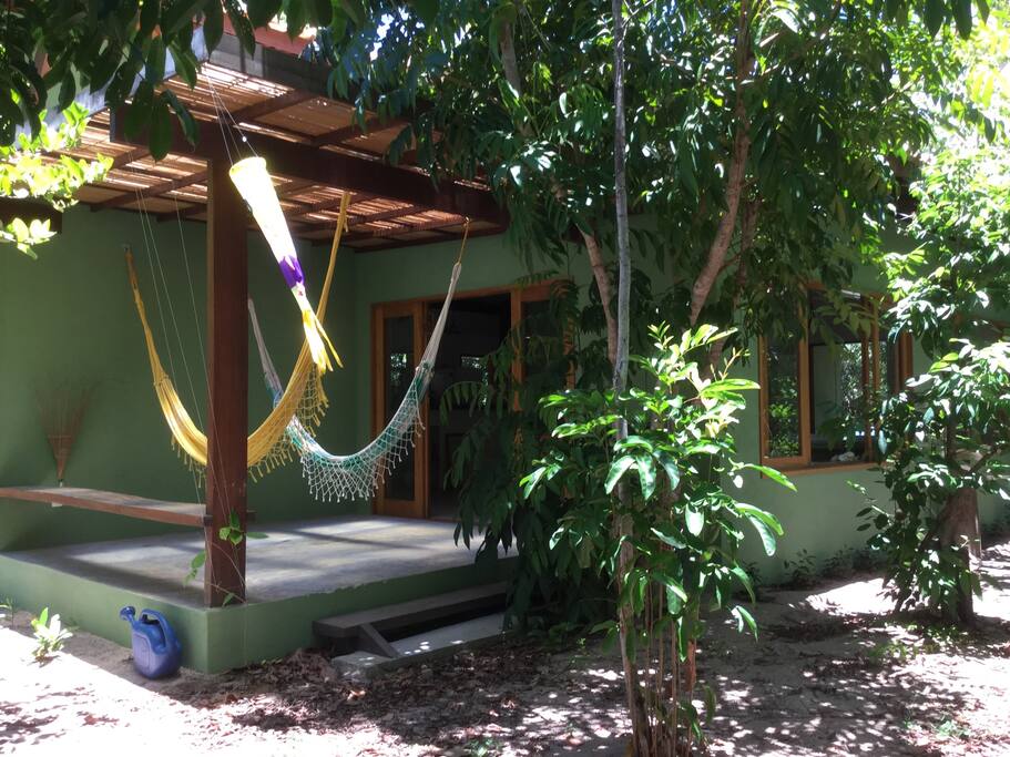 Varanda com redes na lateral esquerda da sala