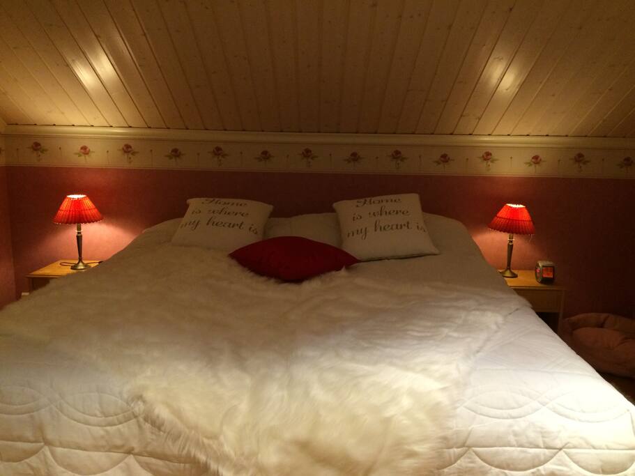 master bedroom, king size bed 180 cm