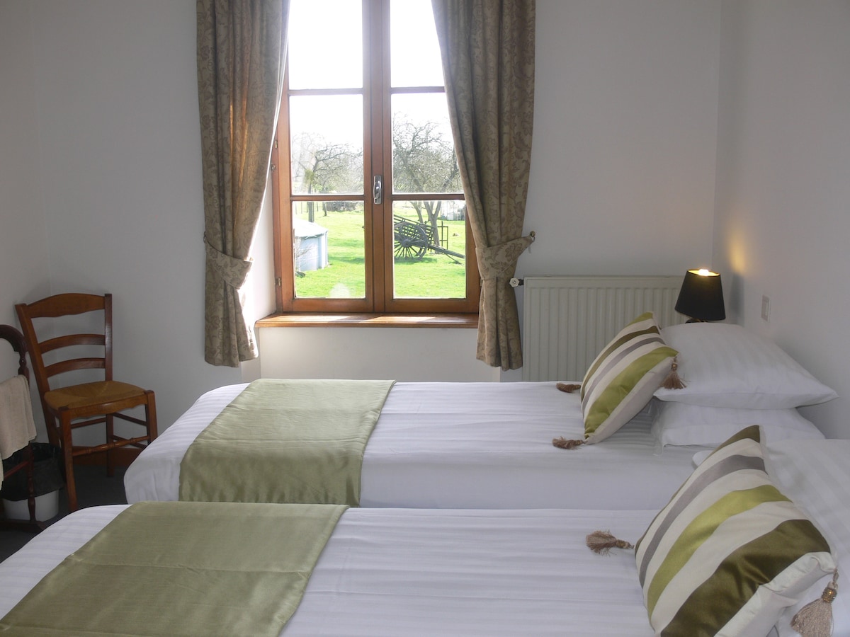 一楼，第二间卧室为双人床，可欣赏花园美景。