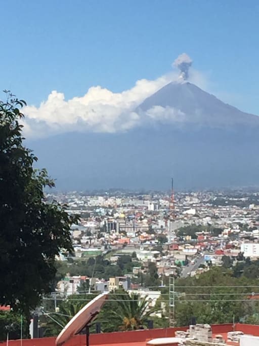 Como el departamento está en alto por estar en el cerro de la paz, es que puedes ver los volcanes desde el departamento el Popocatepelt y el Ixtacciuahualt . Los atardeceres son increíbles desde el departamento.