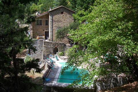 Beautiful Ardèche house with heated pool
