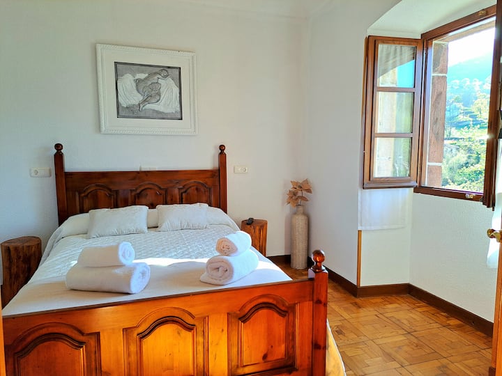 Stylishly decorated Mendaur room with wonderful views of the Bidasoa River. 