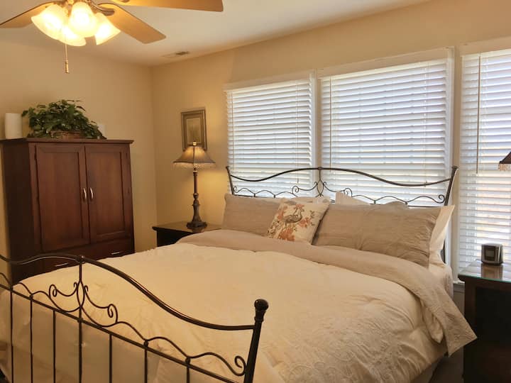 BR 2 - Niveli i sipërm King Ensuite - Private!