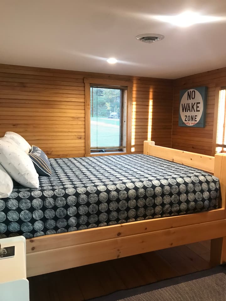 Ეს ოთახი ძალიან საყვარელი და კომფორტულია. რ