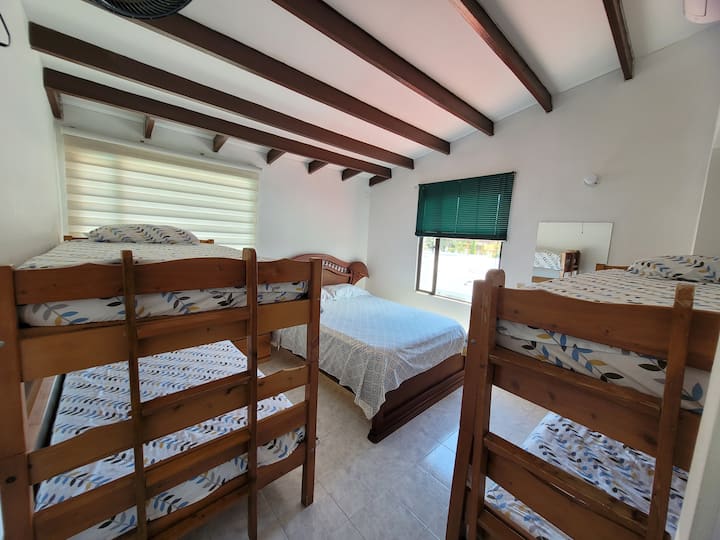 غرفة في الطابق الثاني مع مكيف ومروحة