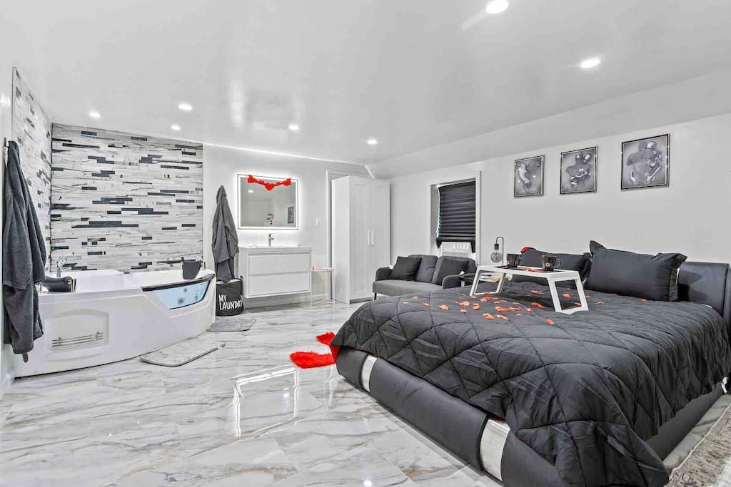 Lovely Bedroom with Jacuzzi in the host apartment