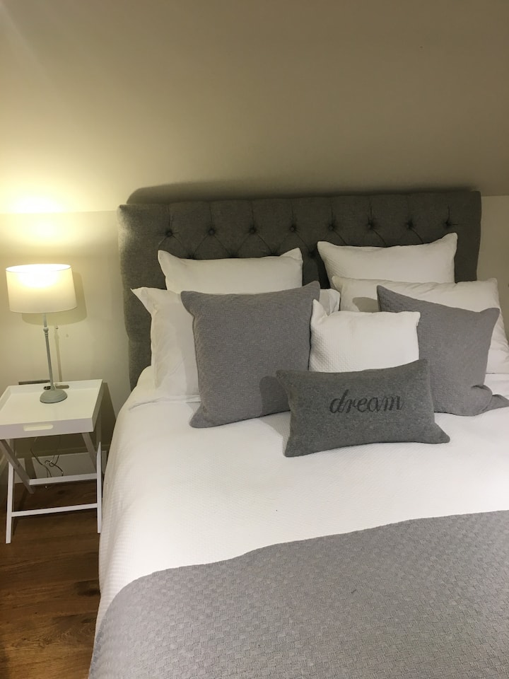 CHAMBRE 1, LIT KING SIZE AVEC LINGE DE MAISON BLANC