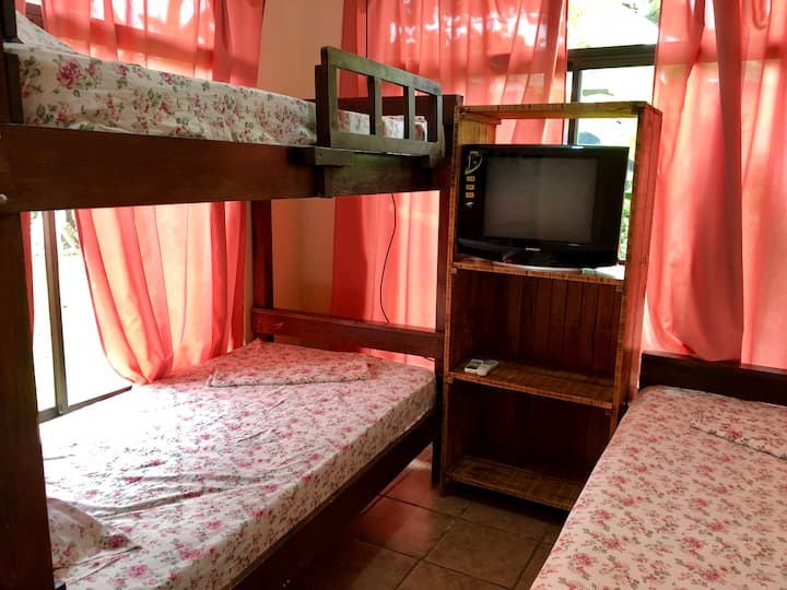 2号卧室配有一张双层床和一张单人床。房间内配备优质空调，配备遥控器。