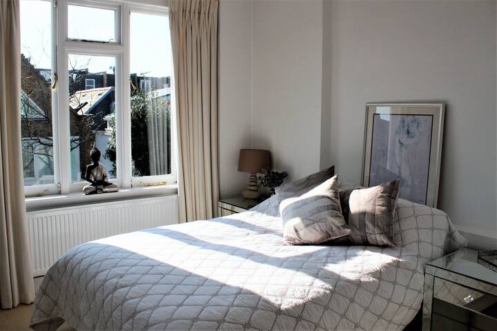 London – Zone 2 Clapham – 5 Bed House & Annex gallery image 2