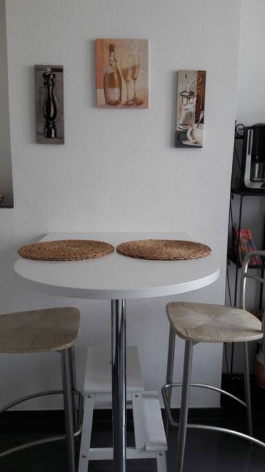Kleiner Tisch in der Küche.