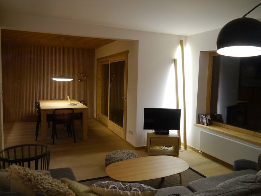Mobilier choisi pour sa simplicité et son confort, créant une ambiance chaleureuse pour les occupants