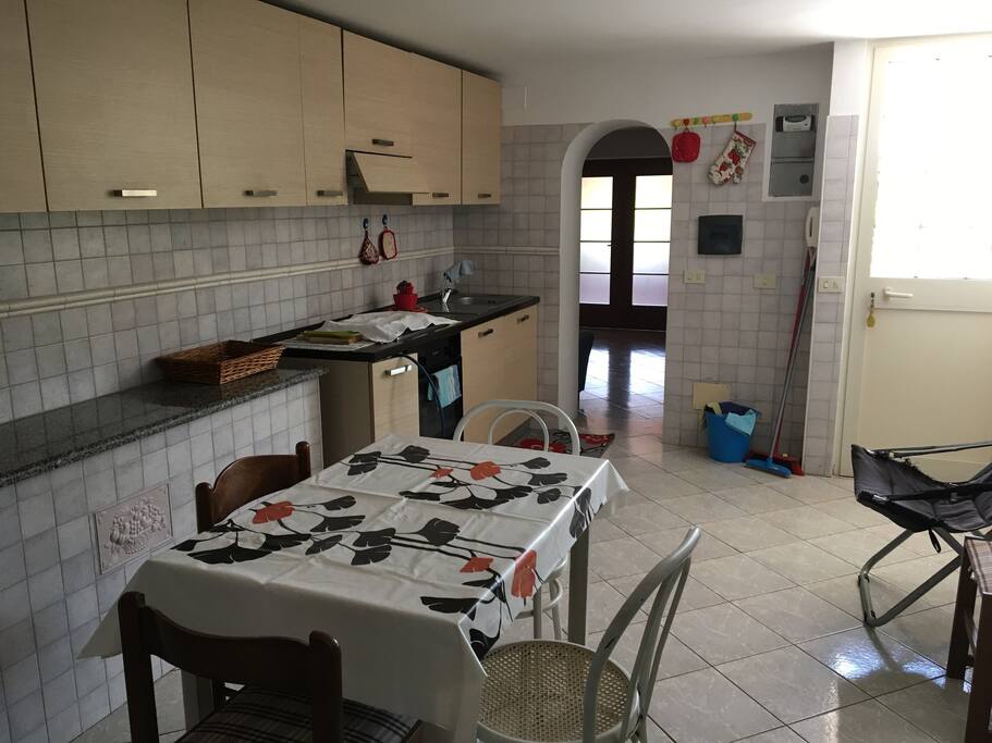 Cucina abitabile, 4 fuochi, forno, frigo , piatti bicchieri pentole disponibili.