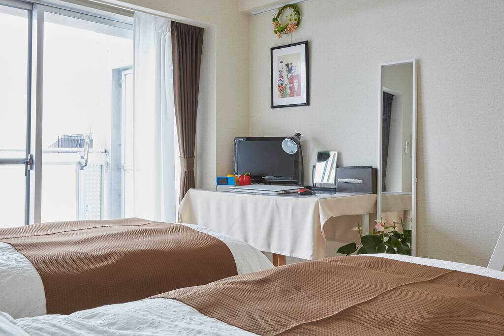 Cleanliness full of white single bed two, and it is a work desk, WiFI, etc.