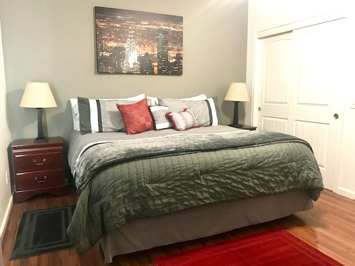 ห้องนอน 1 เตียงขนาดคิงไซส์พื้นที่เก็บเสื้อผ้าและตู้เสื้อผ้า