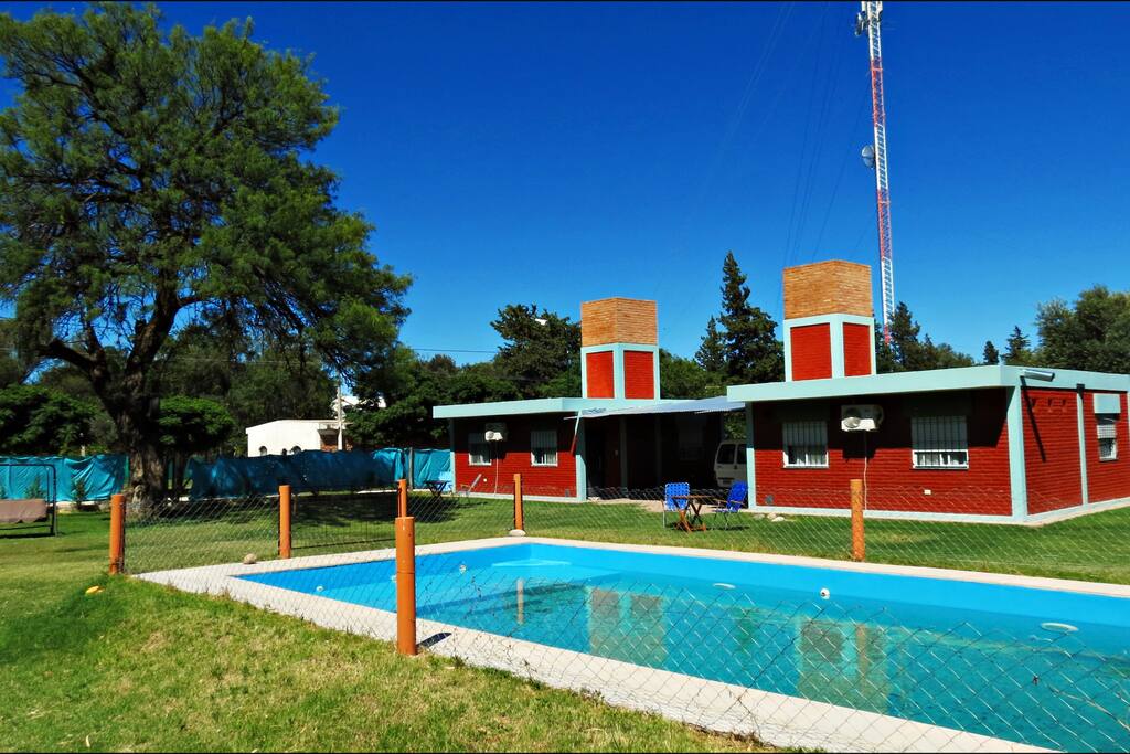 Pileta y cabañas