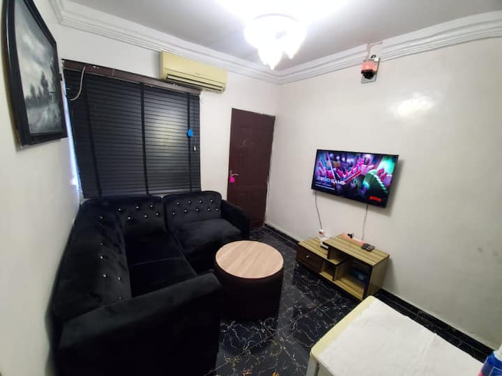 Phòng khách trong căn hộ tầng lớp trung lưu ở Nigeria có thể trang trí như thế nào để nổi bật?