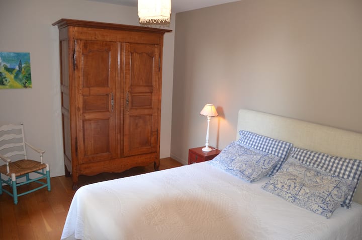 طابق يضم غرفة نوم وسرير مزدوج 160