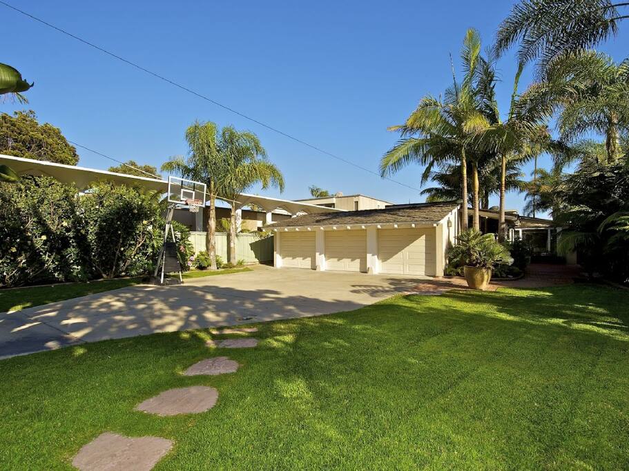 Three car garage....lots of parking!