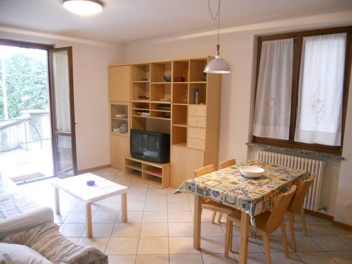 סלון עם שולחן וספה זוגית 