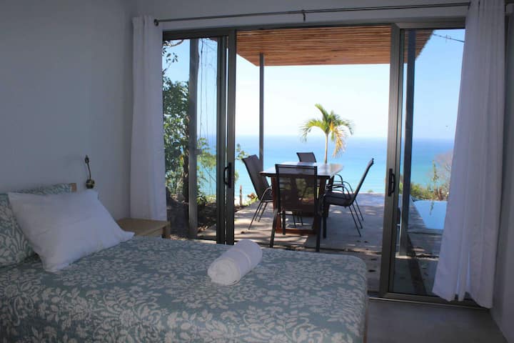 Táto tretia spálňa má dve samostatné postele, ktoré môžu byť v prípade potreby konvertované na manželskú posteľ s priamym prístupom na terasu a výhľadom na Tichý oceán.