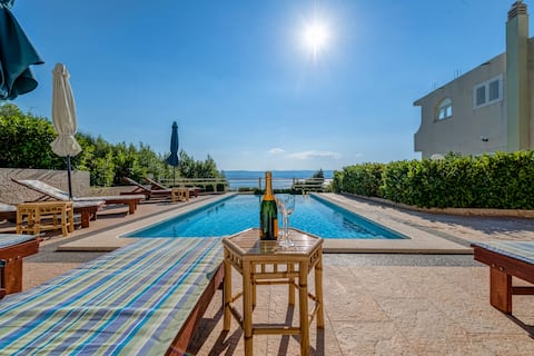 Top performing Airbnb: Apartment A3 With Pool, Whirlpool And Sea View in Lokva Rogoznica