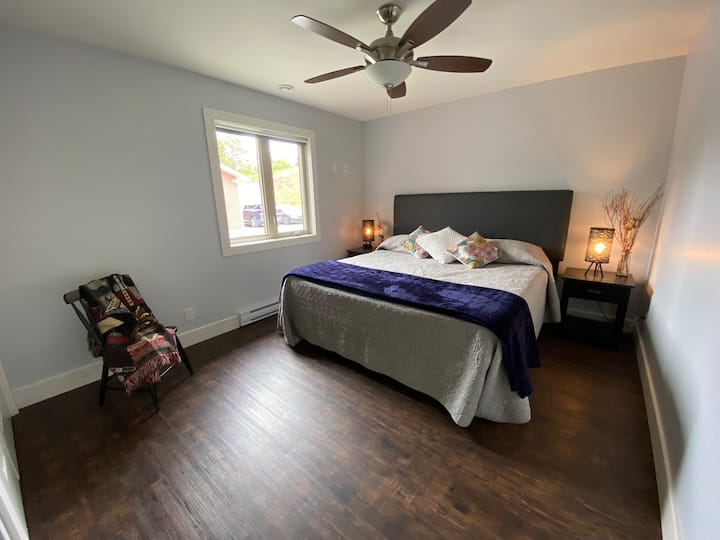 Primer dormitorio en el piso principal. Cama tamaño king. 