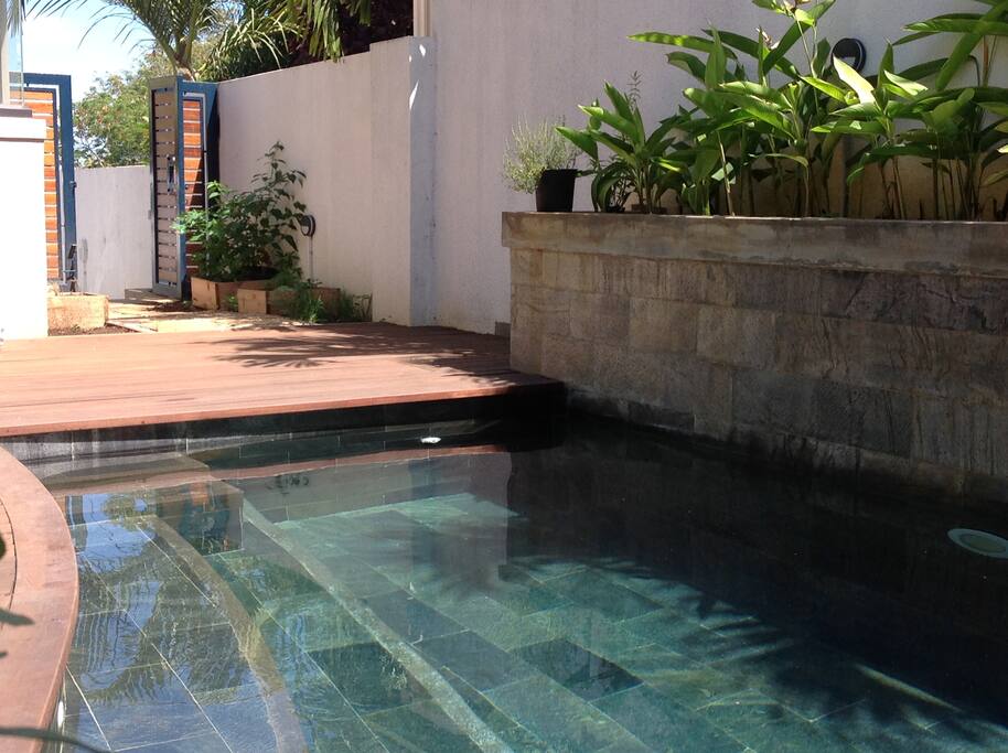 la piscine avec les buses jacuzzis pour se relaxer