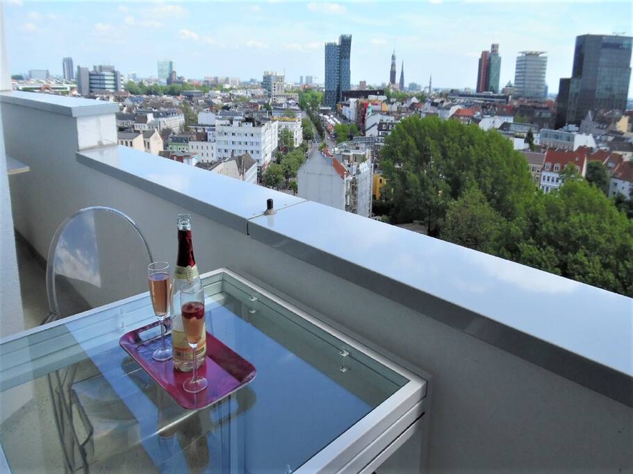 Der Balkon bietet genug Platz zum Verweilen