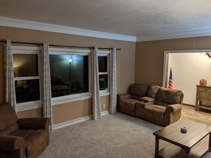 Stunning 4 Bedroom, Female Veteran Owned, Multi Level Home. Perfect For A Long Weekend While Attending Any Of The 4 Wedding Venues Within 3 Miles Of The Front Door. The Beautifully Designed Patios Are Perfect For Hosting Both Outdoors And Indoors! - 巴特勒
