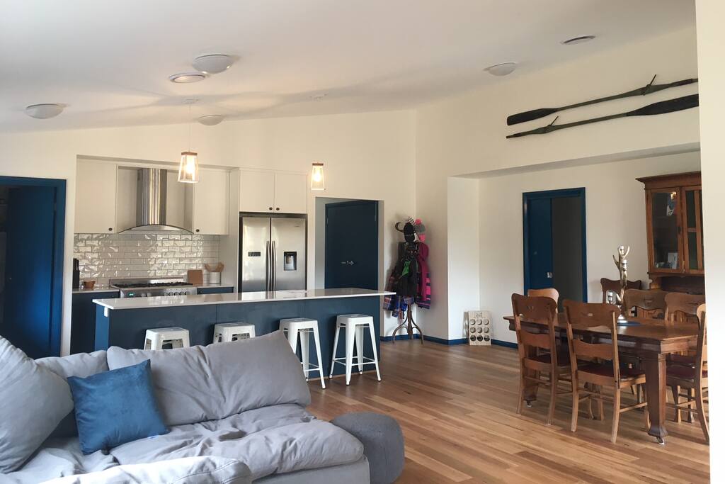 Full size kitchen & dinning area seating 10 people