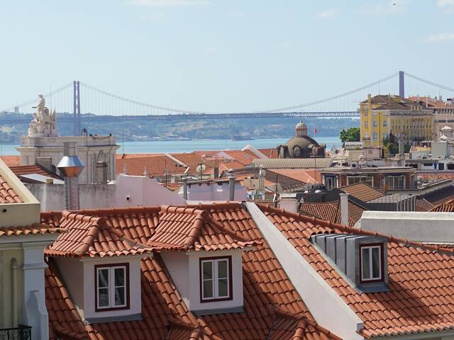 Luminous Cibele: Five-Bedroom Deluxe Apartment gallery image 2