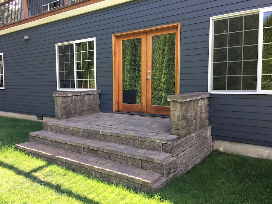Private Entrance & Porch