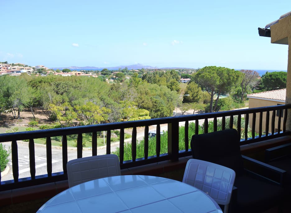 la terrazza vivibile con salottino e tavolo da pranzo
